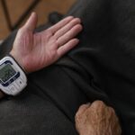 Blutdruck messen mit einer Manschette richtig anwenden